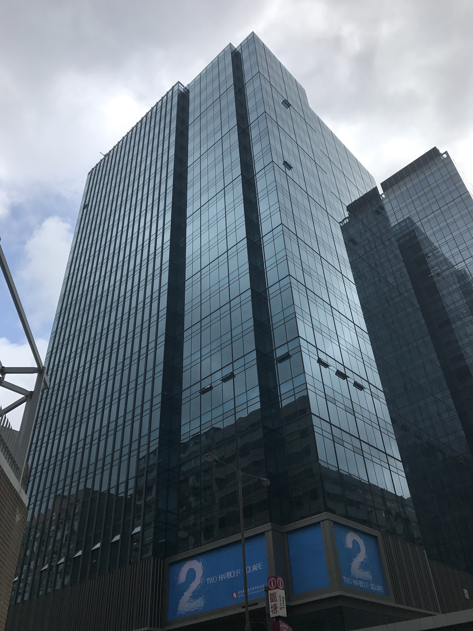 地址 : 常悦道18号 特色 : 处於九龙东核心 全新地标甲级商厦 玻璃